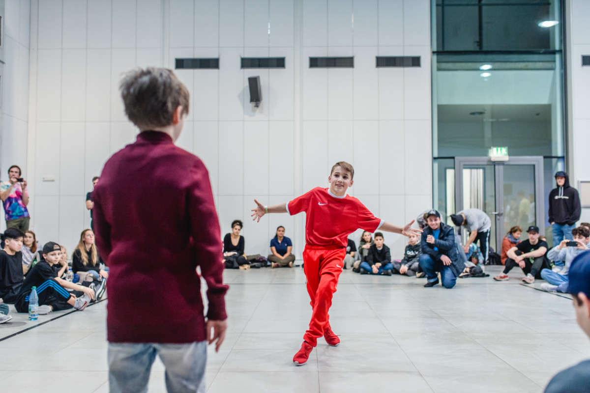 Junge tanzt Breakdance im Wettkampf gegen ein anderen Jungen im Breaking Club Battle Dresden